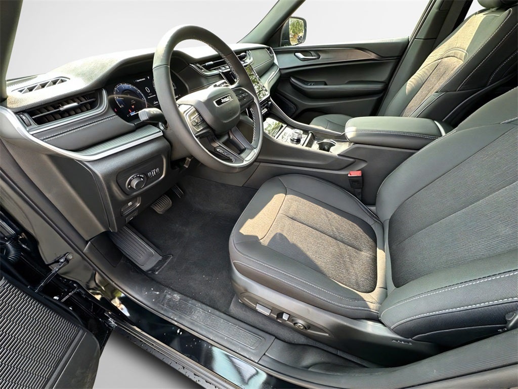 2025 Jeep Grand Cherokee Base