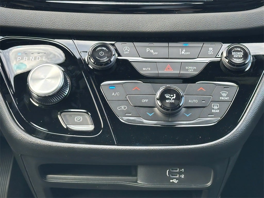 2026 Chrysler Voyager LX