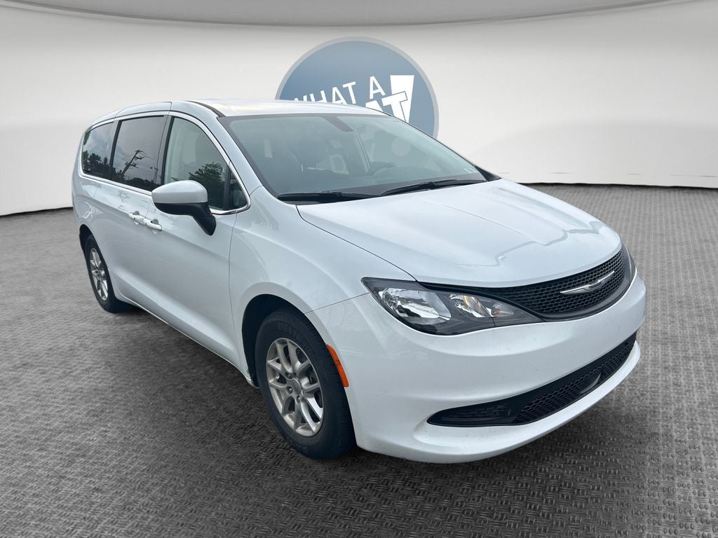 2022 Chrysler Voyager LX's photo