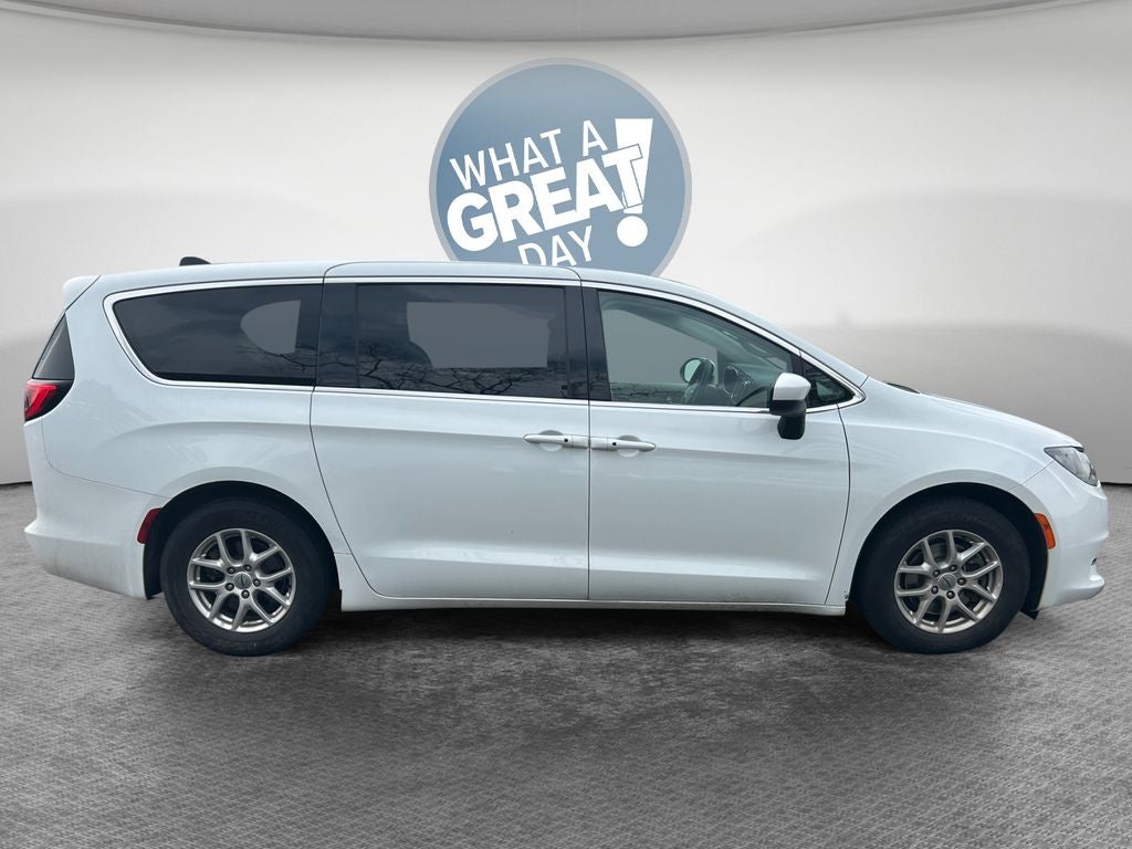 2022 Chrysler Voyager LX