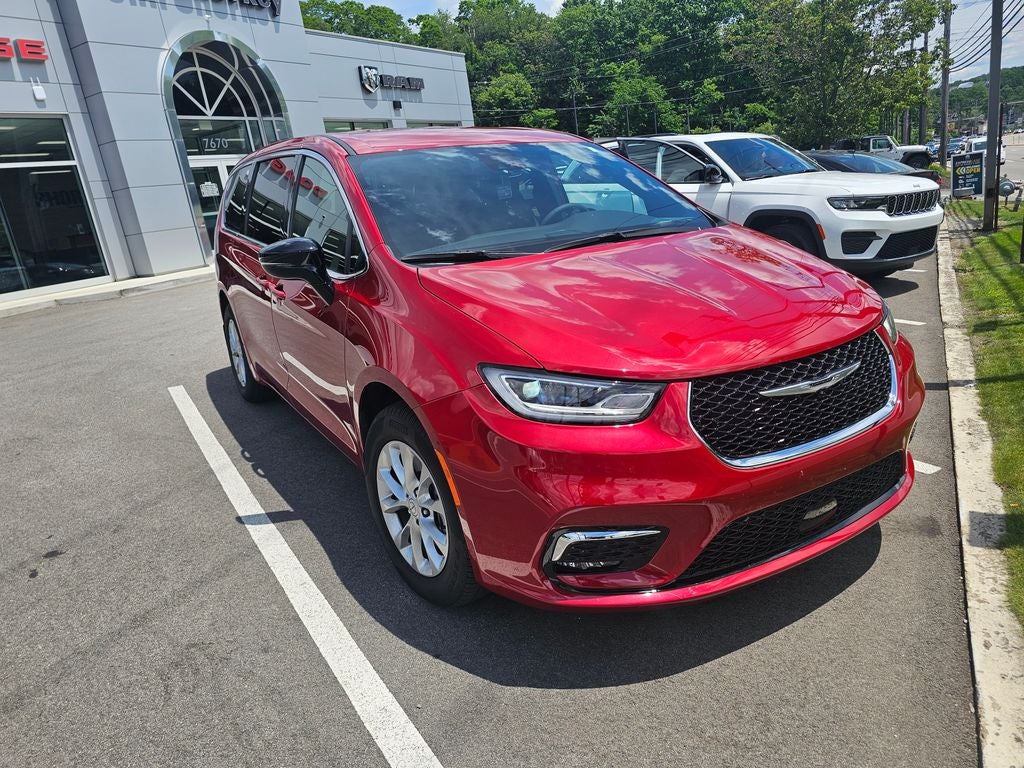 2025 Chrysler Pacifica Select AWD's photo