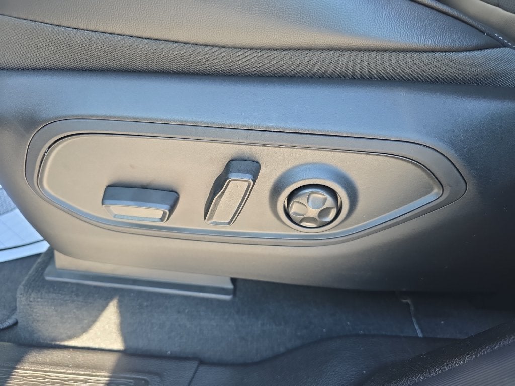 2027 Jeep Grand Cherokee Laredo Altitude