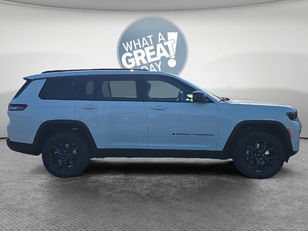 2027 Jeep Grand Cherokee Laredo Altitude