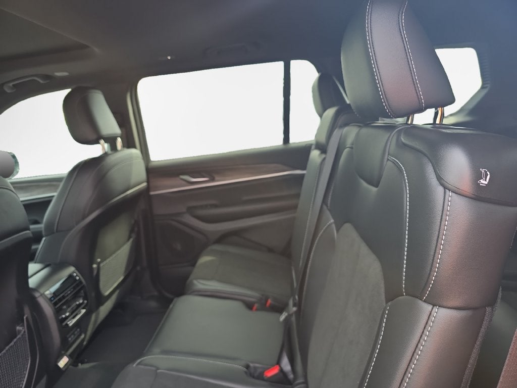 2027 Jeep Grand Cherokee Laredo Altitude