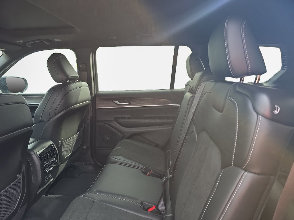 2027 Jeep Grand Cherokee Laredo Altitude