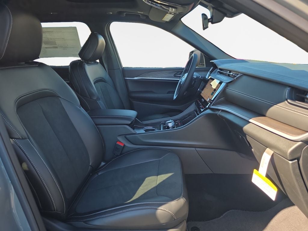 2027 Jeep Grand Cherokee Laredo Altitude