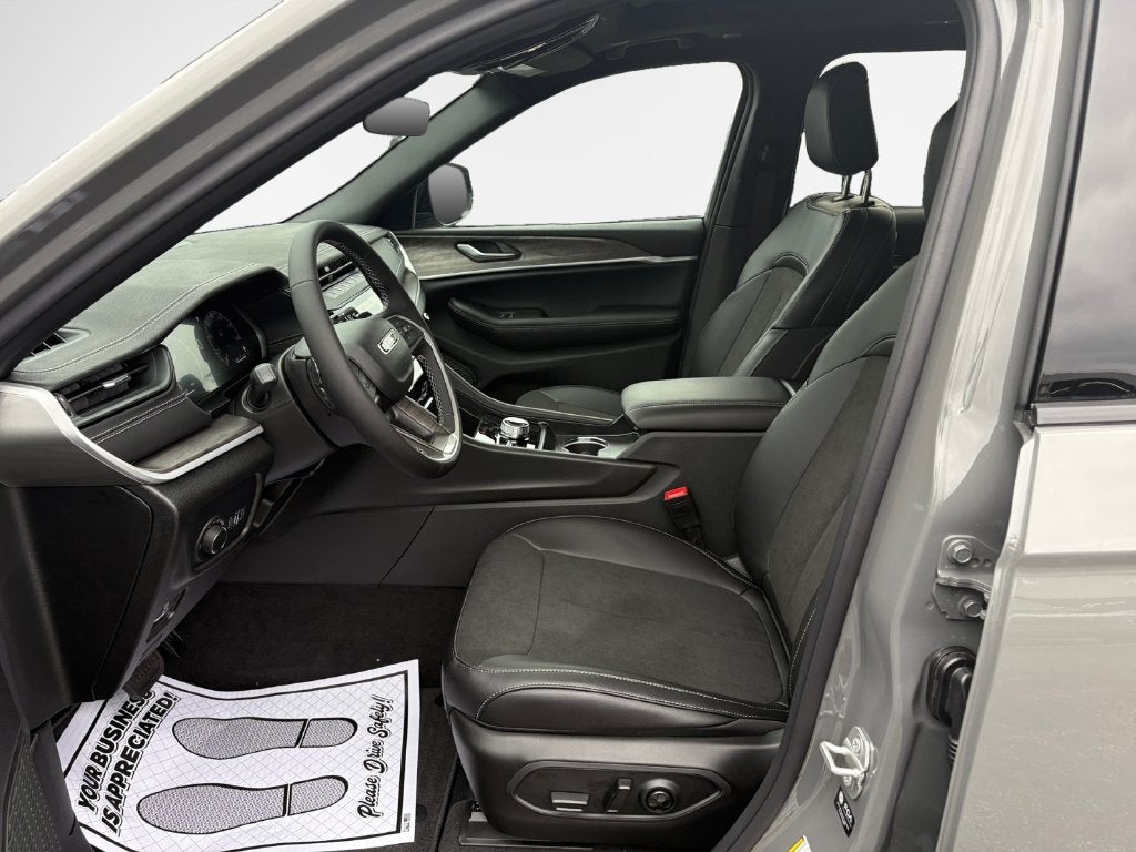 2027 Jeep Grand Cherokee Laredo Altitude