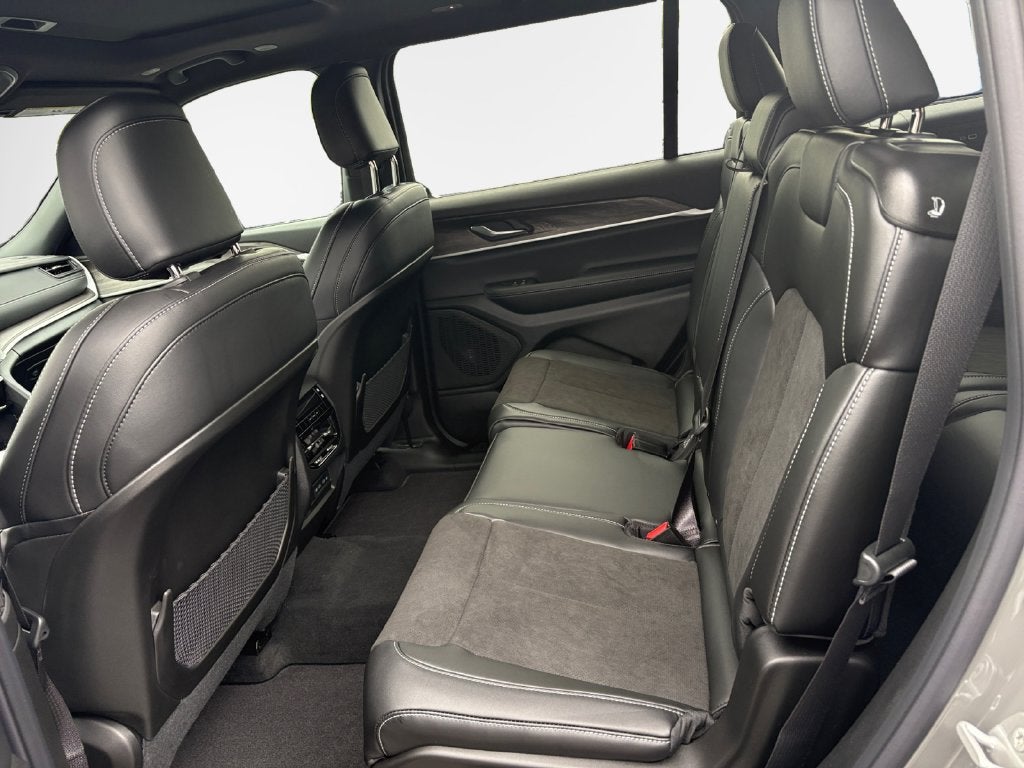 2027 Jeep Grand Cherokee Laredo Altitude
