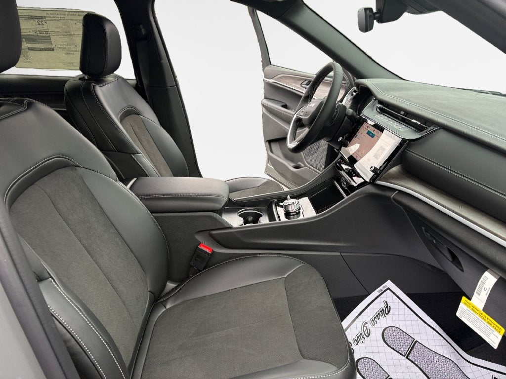 2027 Jeep Grand Cherokee Laredo Altitude