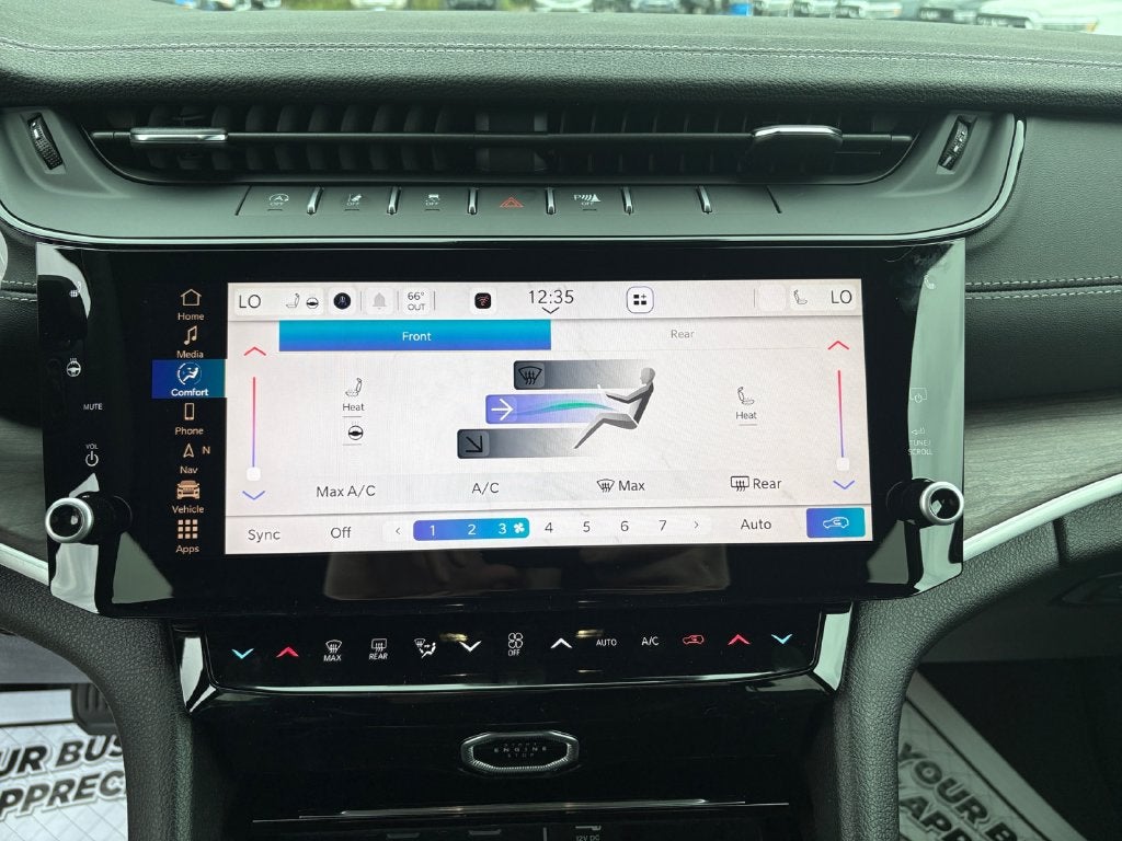 2027 Jeep Grand Cherokee Laredo Altitude