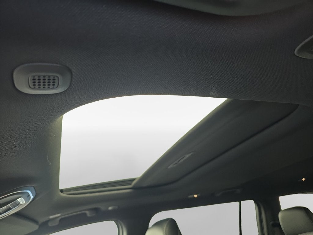 2027 Jeep Grand Cherokee Laredo Altitude