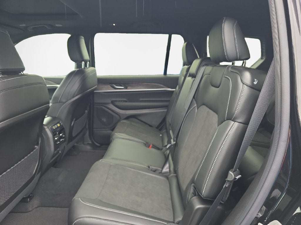 2027 Jeep Grand Cherokee Laredo Altitude