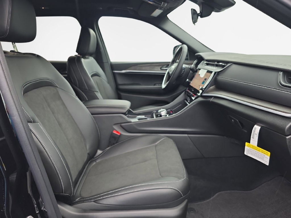 2027 Jeep Grand Cherokee Laredo Altitude