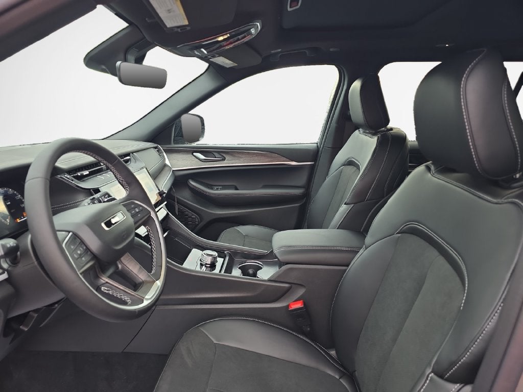 2027 Jeep Grand Cherokee Laredo Altitude