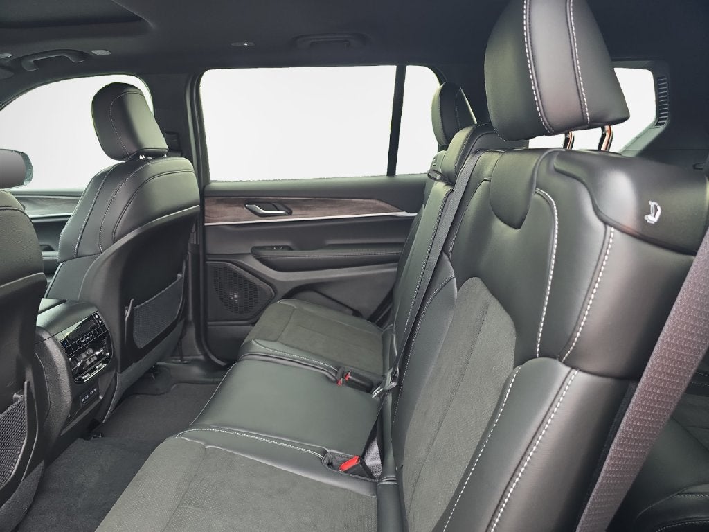2027 Jeep Grand Cherokee Laredo Altitude
