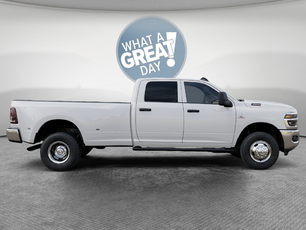 2027 RAM 3500 Tradesman DRW 4x4 / 6.7L Diesel / 8' Bed
