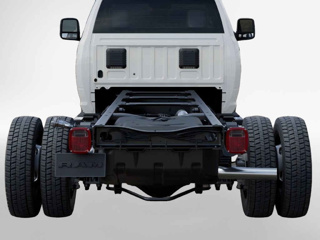 2027 RAM 5500 Tradesman DRW 4x4 / 6.4L V8 / 120" CA Chassis
