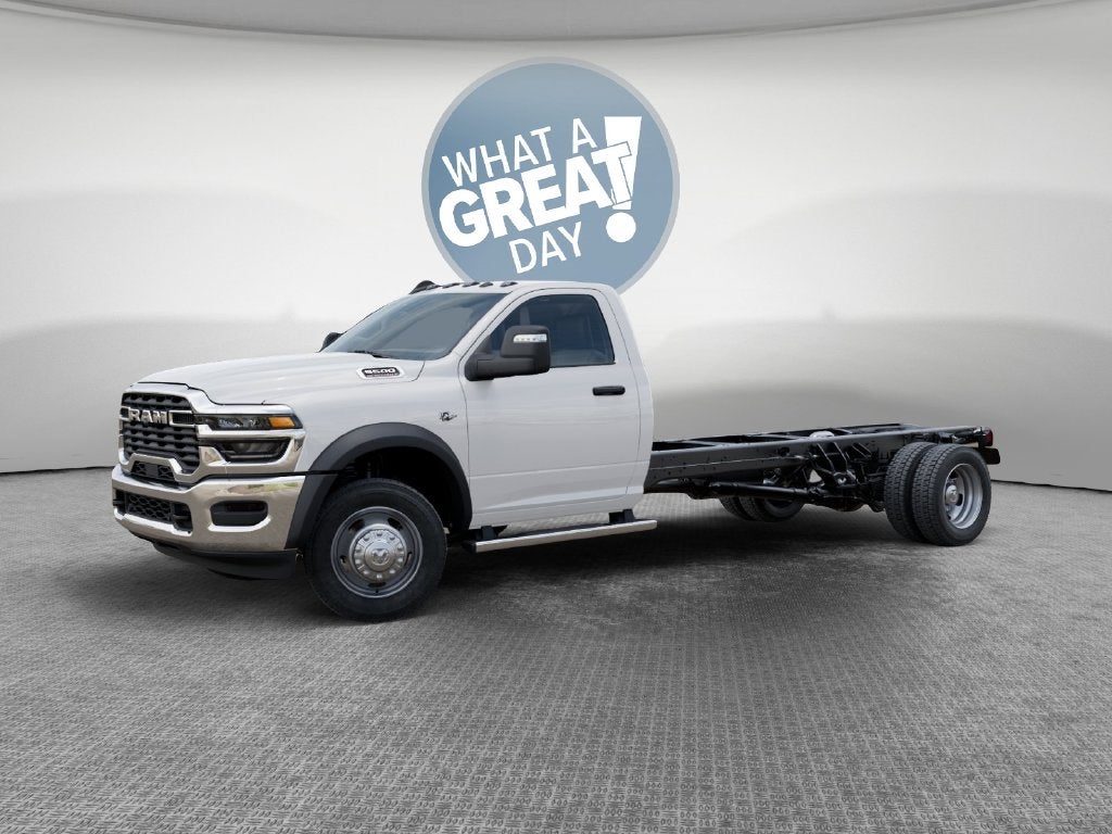 2027 RAM 5500 Tradesman DRW 4x4 / 6.4L V8 / 120" CA Chassis