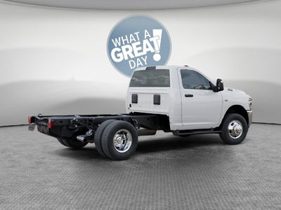 2027 RAM 3500 Tradesman DRW 4x4 / 6.4L V8 / 60" CA Chassis