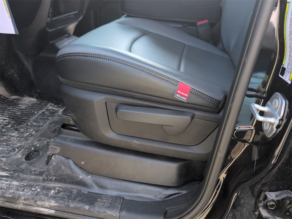 2025 RAM 3500 Tradesman DRW 4x4 / 6.4L Hemi V8 / 9' Service Body