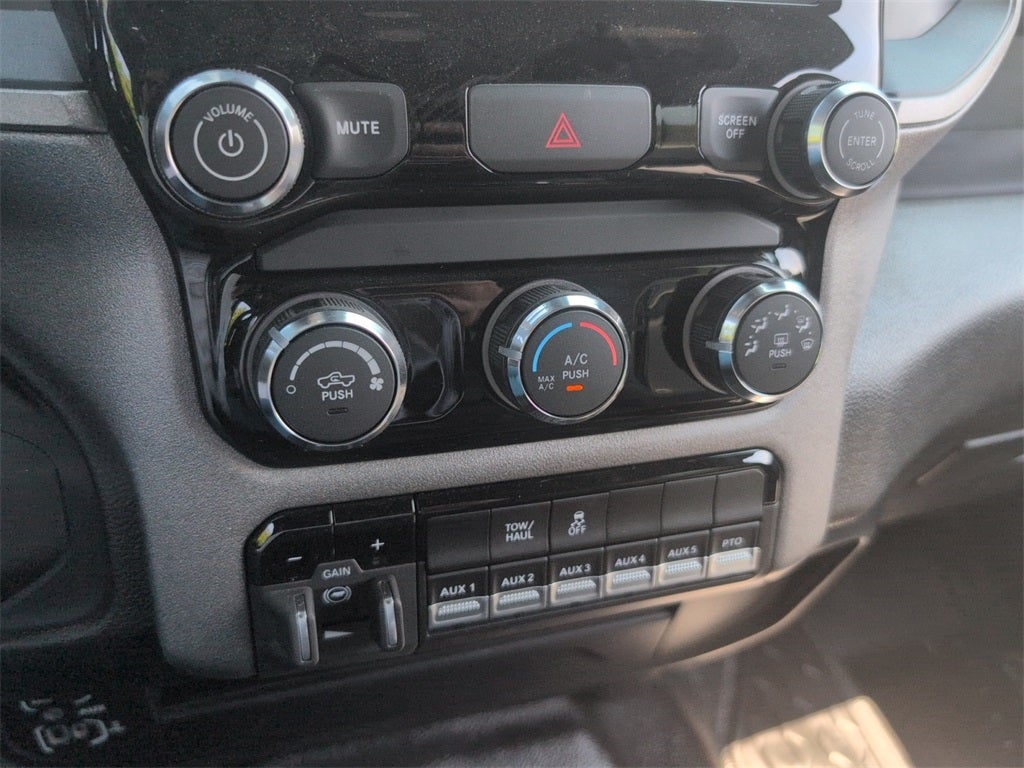 2025 RAM 3500 Tradesman DRW 4x4 / 6.4L Hemi V8 / 9' Service Body